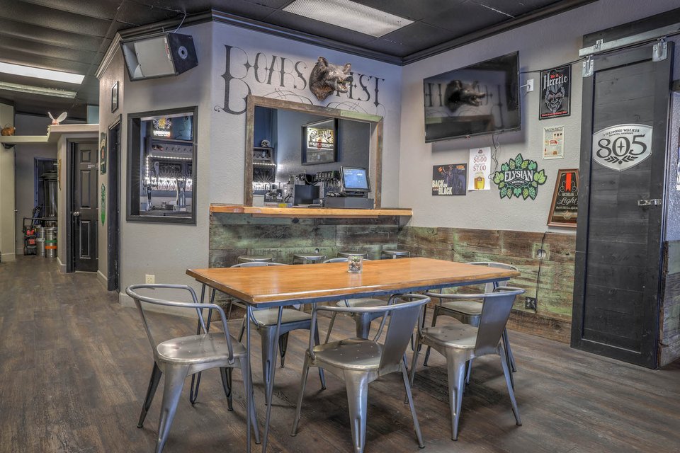 The Twisted Pig Bar and Grill storefront in Modesto.